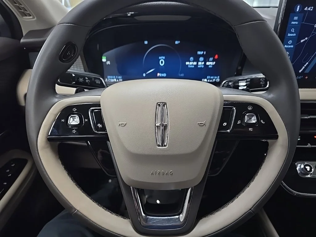 Used 2023 White Lincoln Standard image 19
