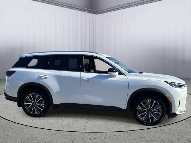 New 2027 RADIANT WHITE INFINITI Luxe FWD image 6