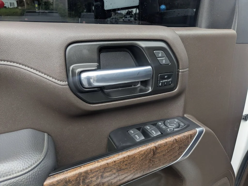 Used 2022 White Frost Tricoat GMC Denali image 11