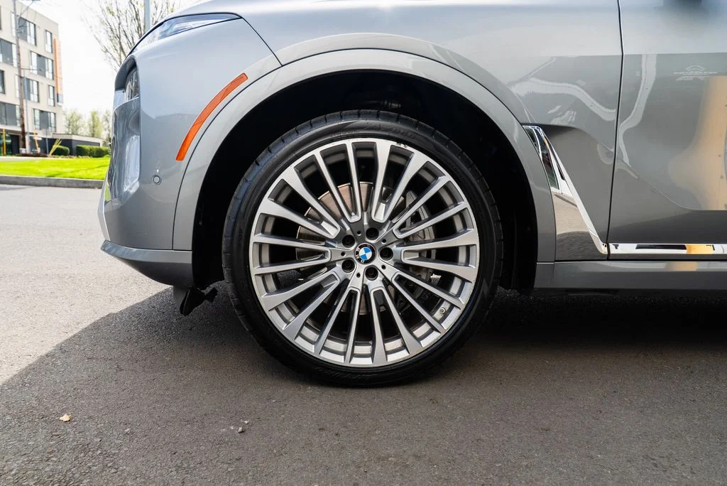 Used 2023 Gray BMW xDrive40i image 7
