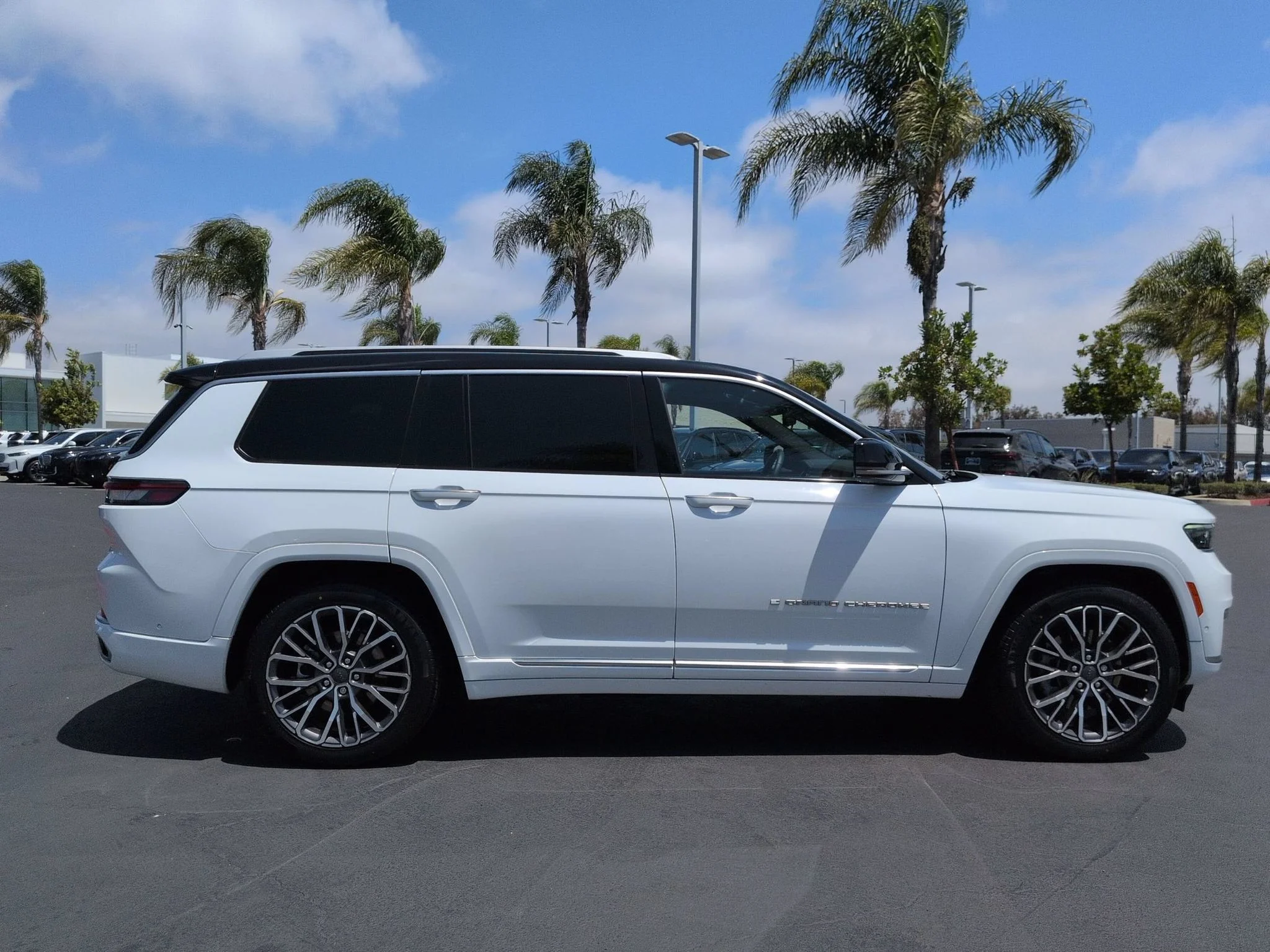 Used 2023 Bright White Clearcoat Jeep Summit Reserve image 9