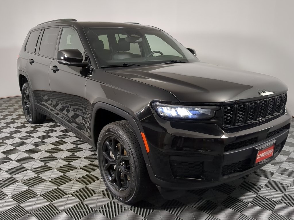 Used 2024 Diamond Black Crystal Pearlcoat Jeep Altitude X image 4