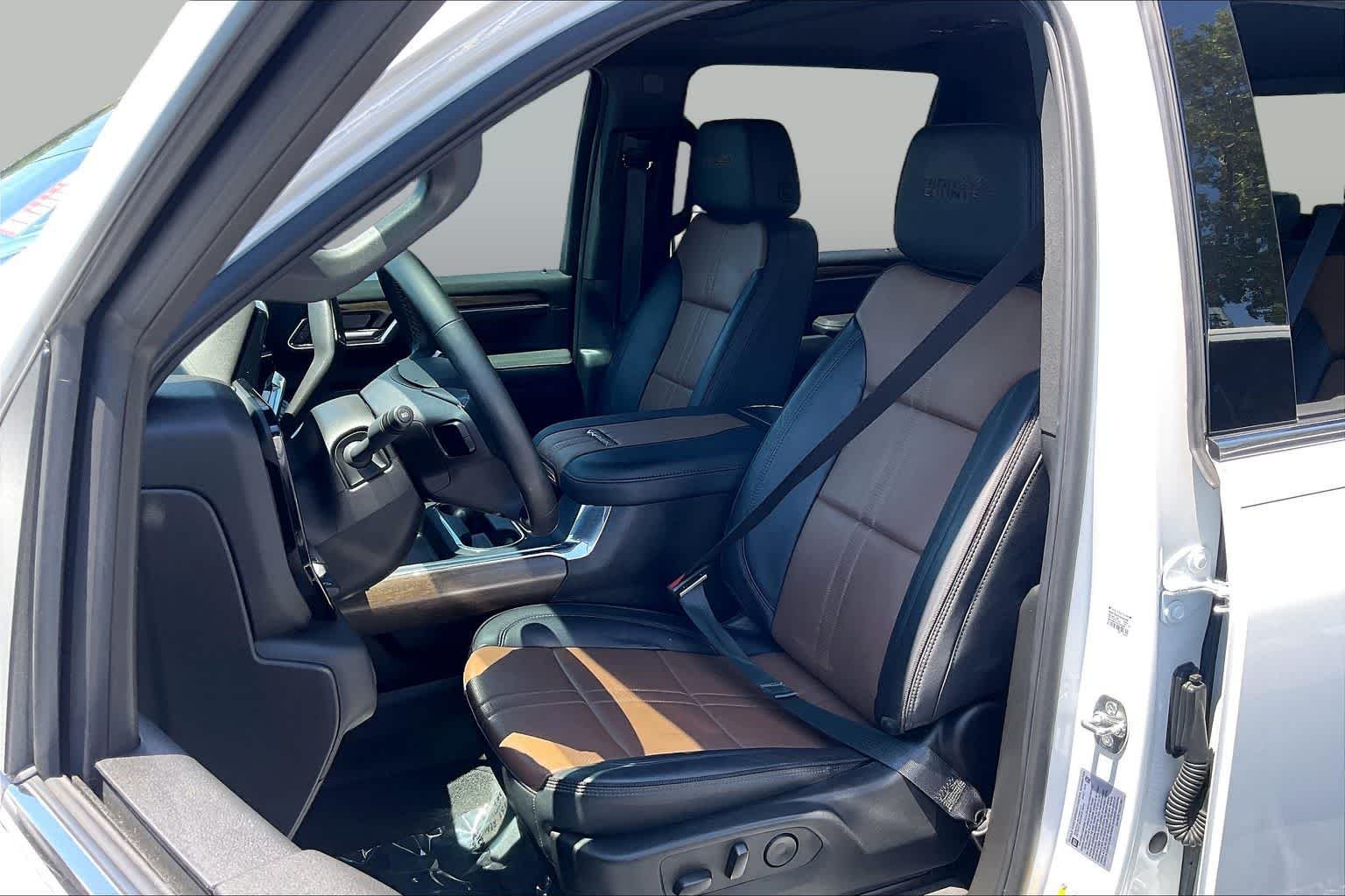 Used 2025 Summit White Chevrolet High Country image 24