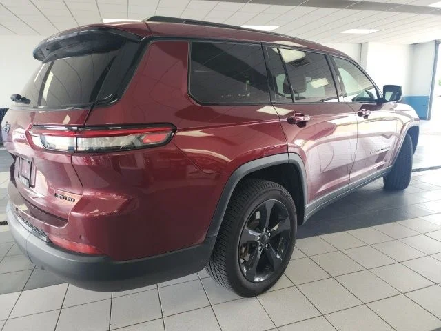 Used 2023 Velvet Jeep Limited image 3