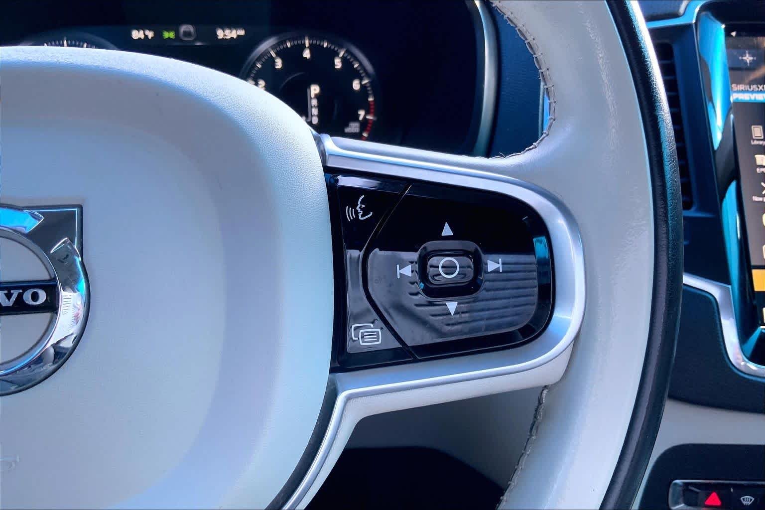 Used 2020 Onyx Black Metallic Volvo Momentum image 24