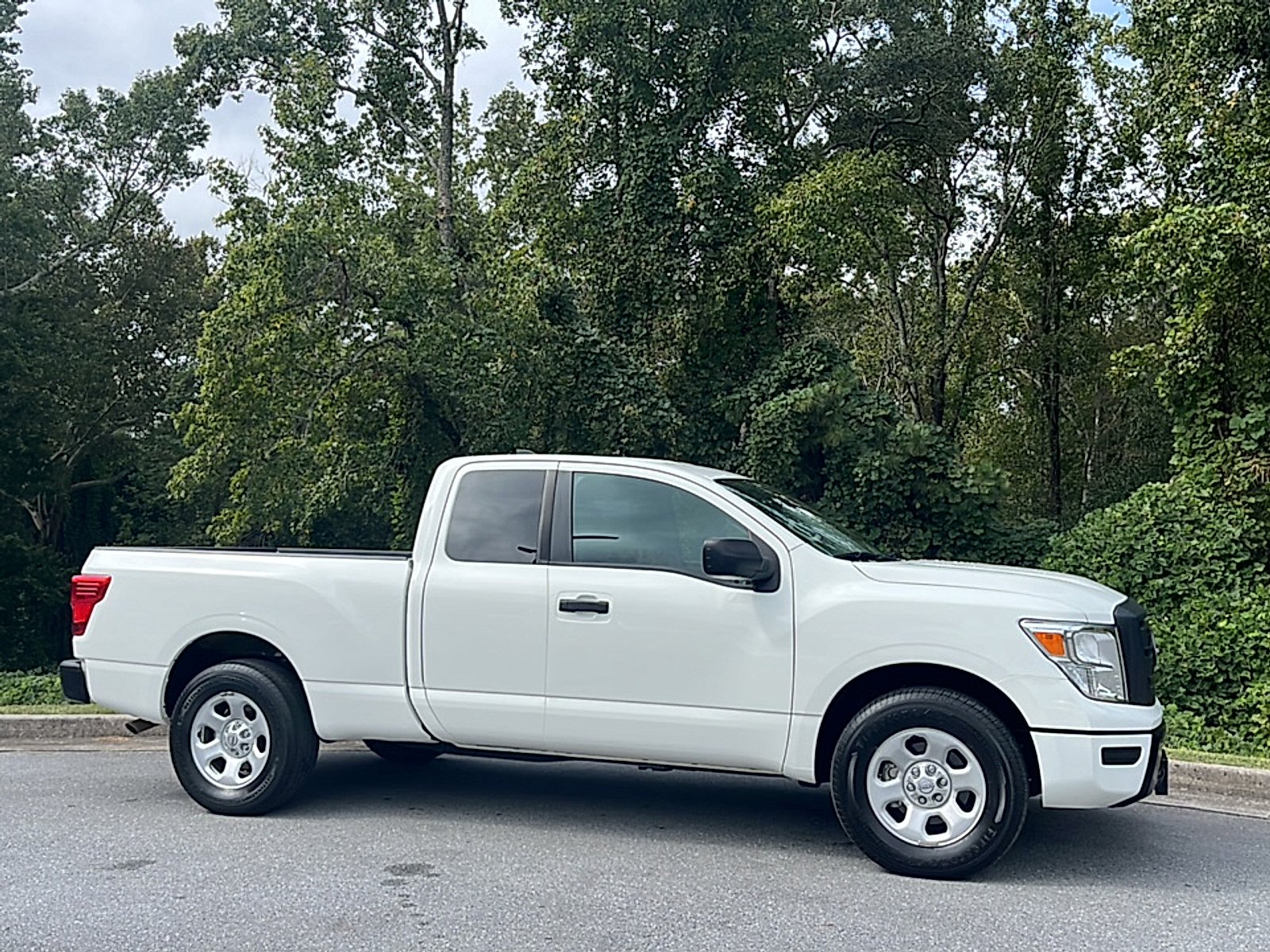 Used 2023  Nissan King Cab S 4x2 image 1