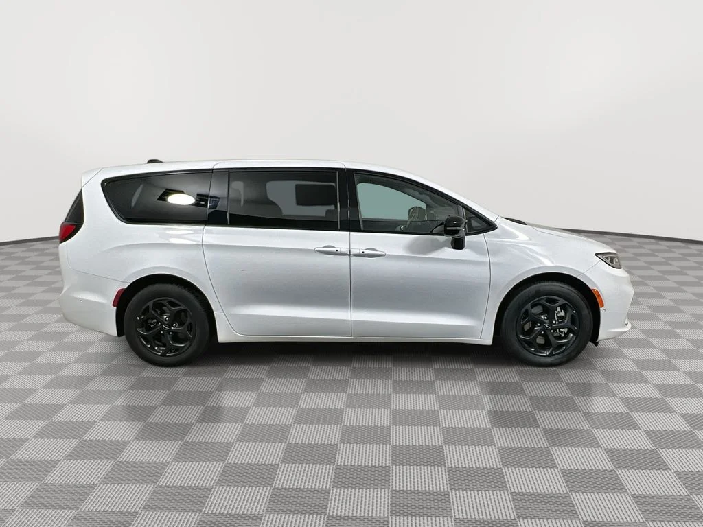 Used 2024 White Chrysler Select S Appearance image 9