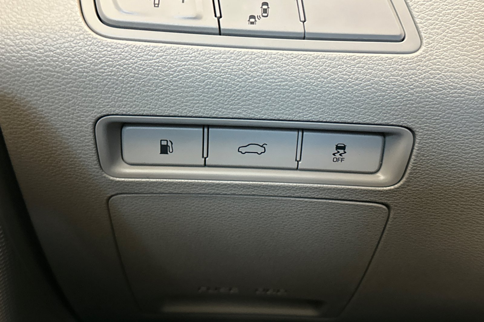 Used 2018 Silver Hyundai SE image 28