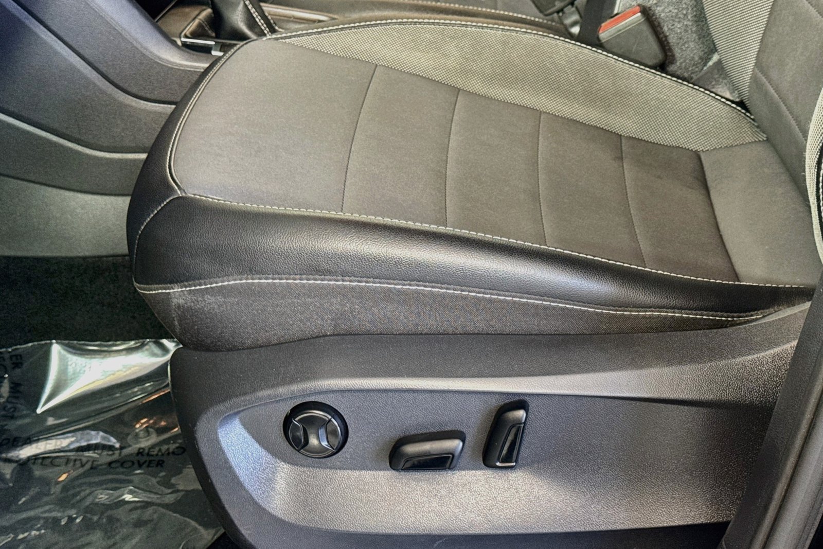 Used 2022 Deep Black Pearl Volkswagen SE image 18