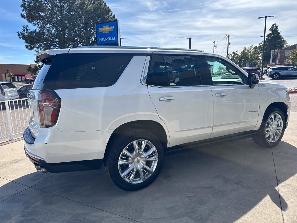 Used 2022 IRIDESCENT PEARL TRICOAT Chevrolet High Country image 5