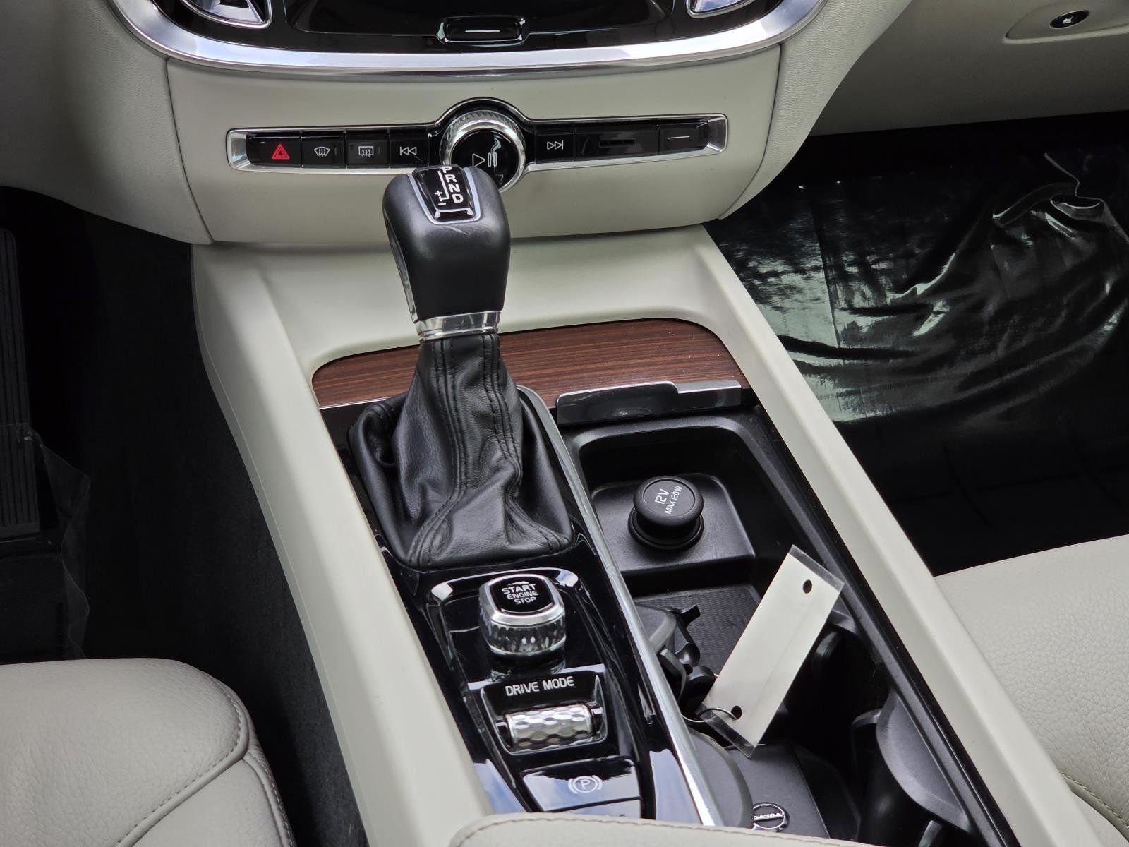 Used 2019 Crystal White Pearl Metallic Volvo Momentum image 17