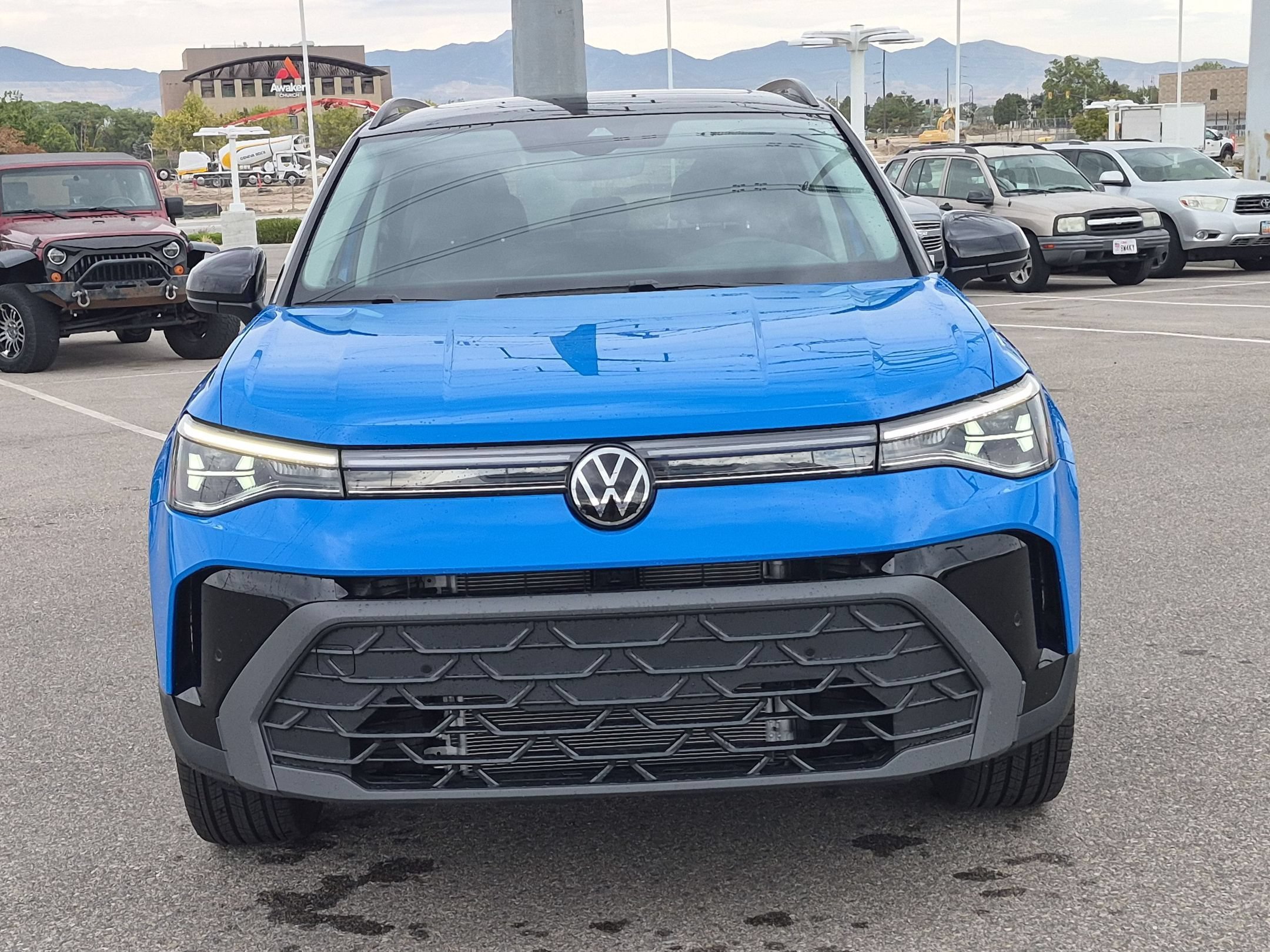 New 2026 Cornflower Blue w/Deep Black Roof Volkswagen SE Black image 9