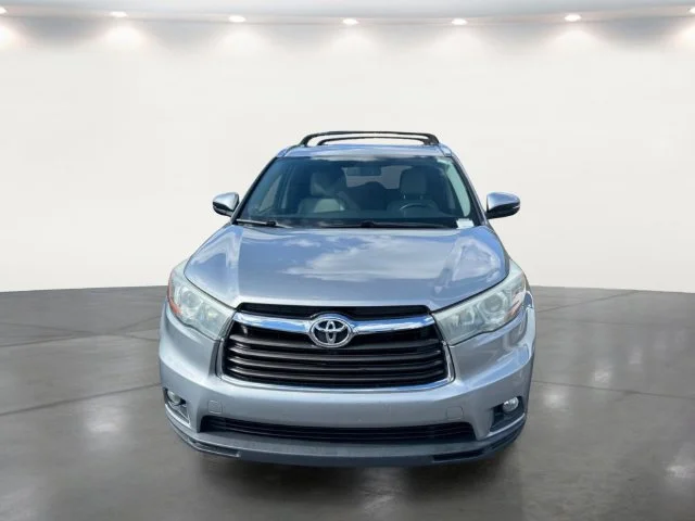 Used 2016 Silver Toyota XLE V6 image 6