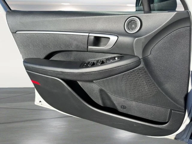 Used 2022 Gray Hyundai SE image 17