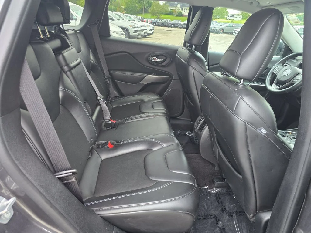 Used 2019 Gray Jeep Latitude Plus image 25