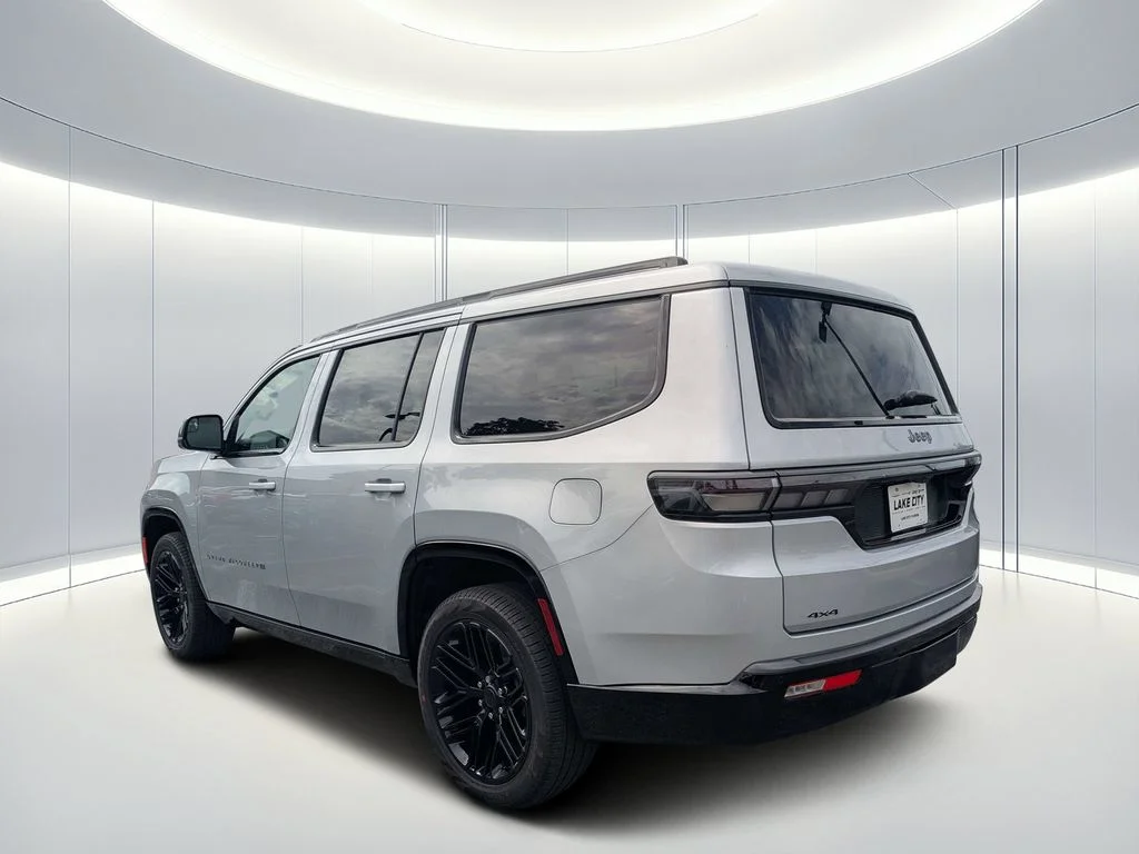 New 2026 Silver-Zynith Exterior Paint Jeep Limited Reserve image 6