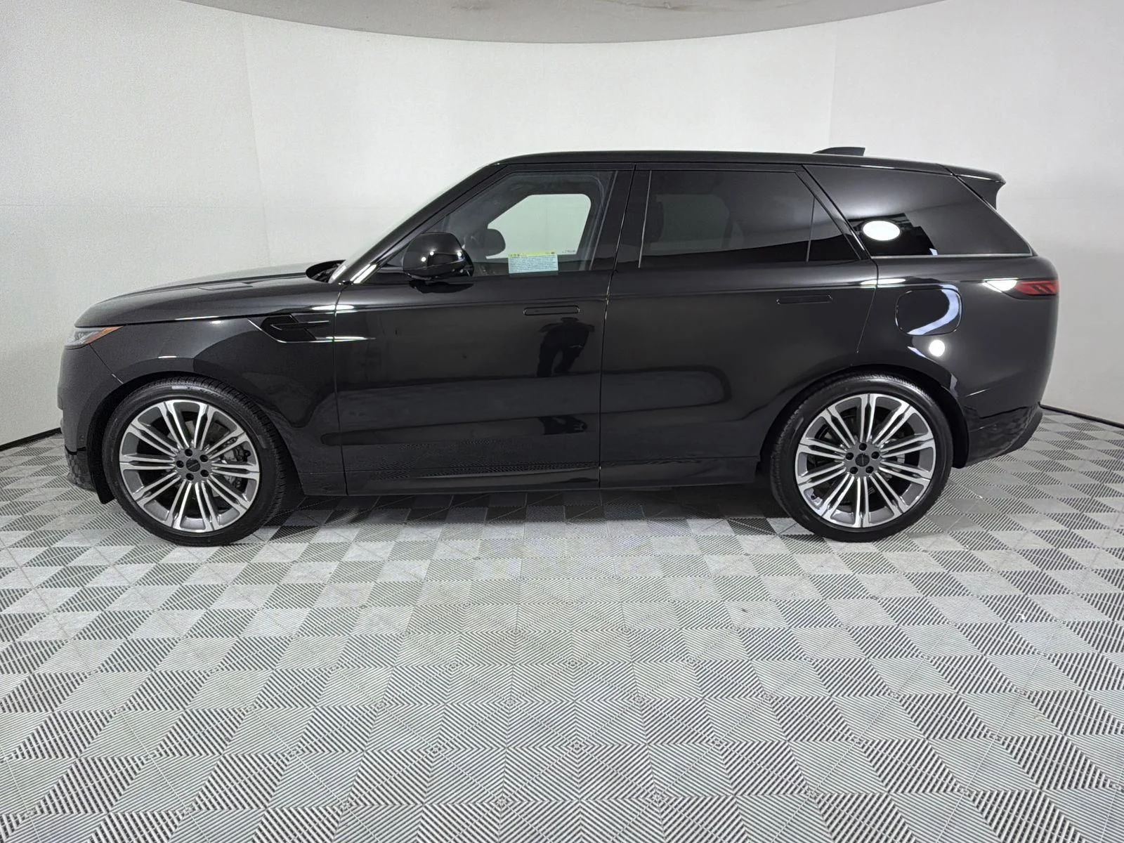 New 2026 Santorini Black Land Rover Dynamic SE image 2