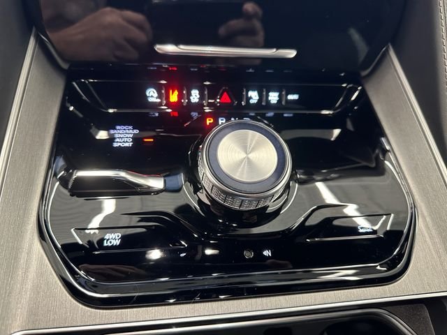 New 2026 Bright White Clear-Coat Exterior Paint Jeep Limited Altitude image 17