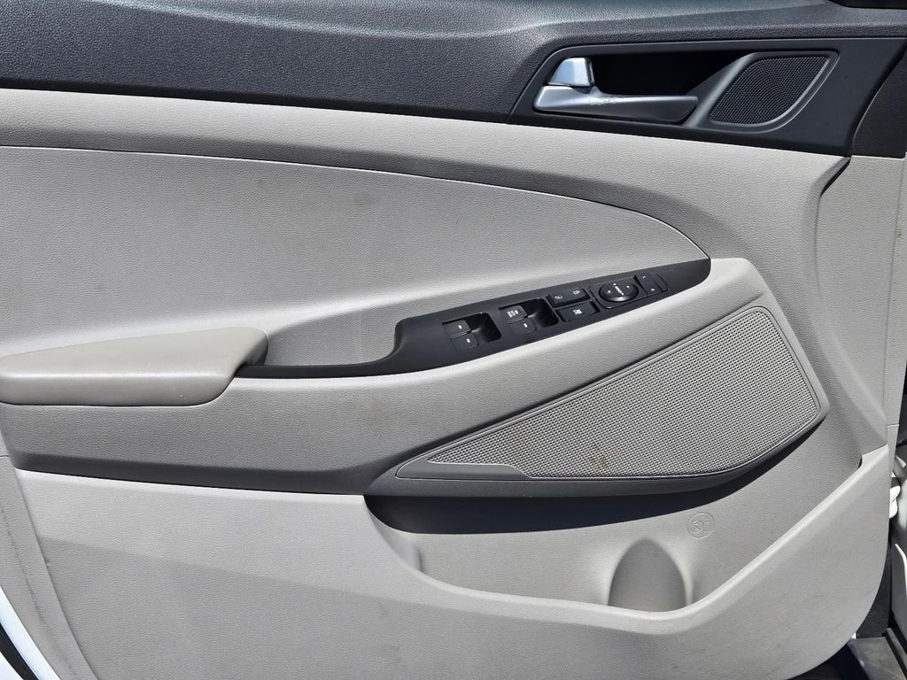 Used 2019 White Hyundai SE image 13
