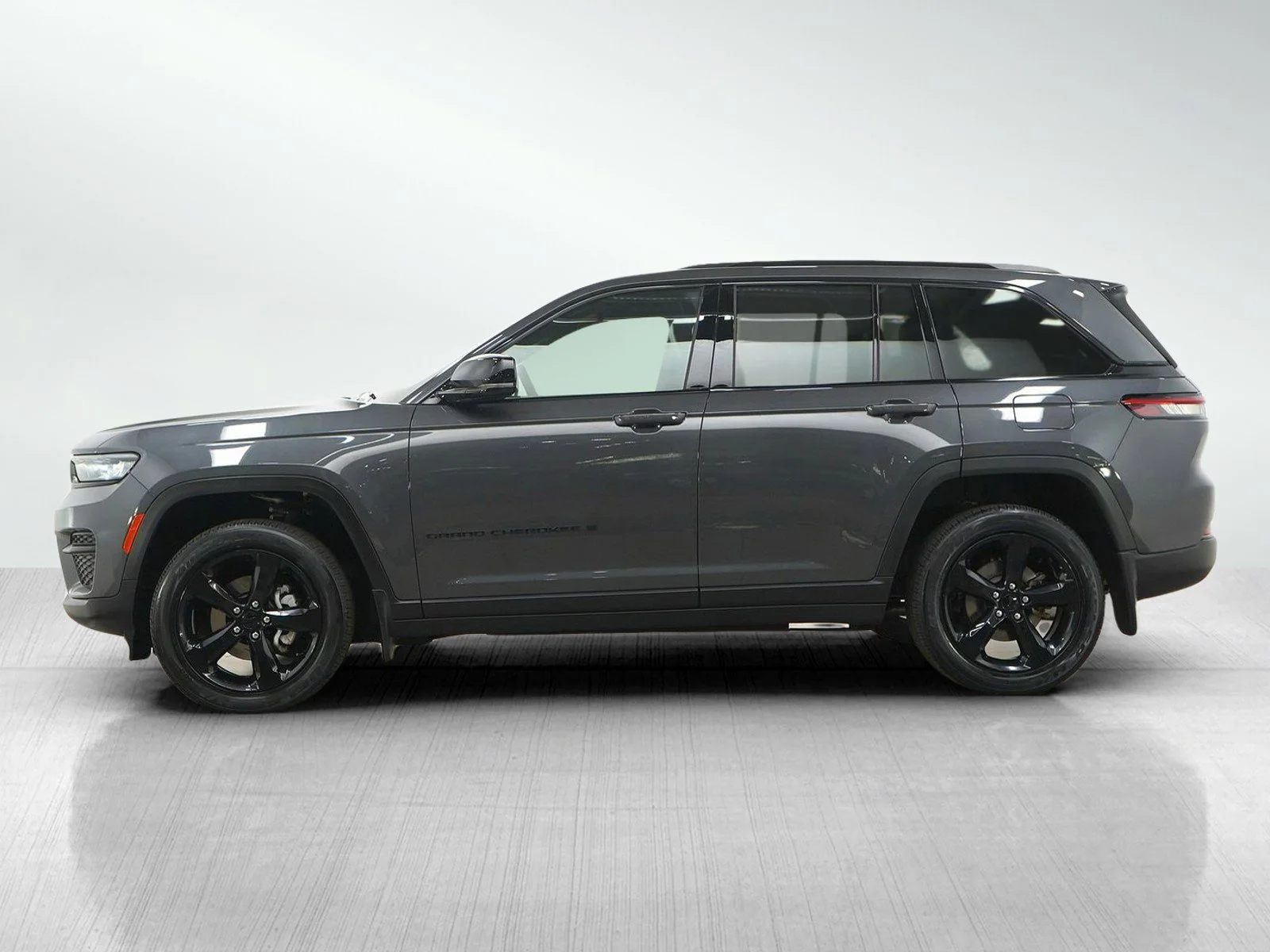 Used 2022 Jeep Grand Cherokee Altitude with VIN 1C4RJHAG3N8611101 for sale in Wayzata, Minnesota