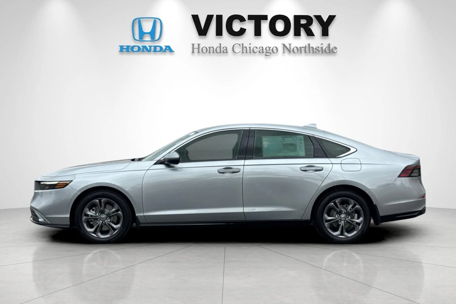 Certified Used 2025 Solar Silver Metallic Honda EX-L image 2