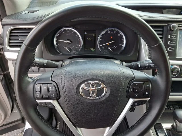 Used 2017 Silver Toyota XLE image 20