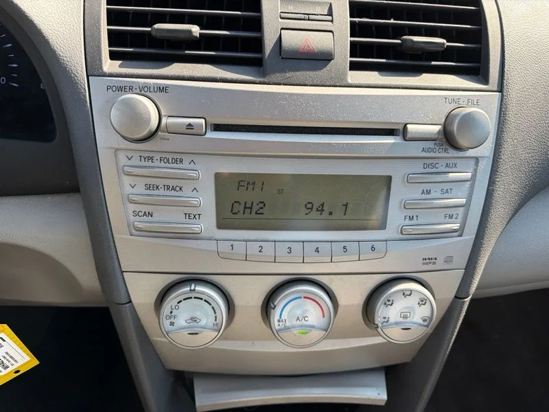 Used 2011 White Toyota LE image 14