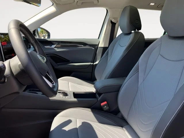 2025 Volkswagen Tiguan SE - Photo 9