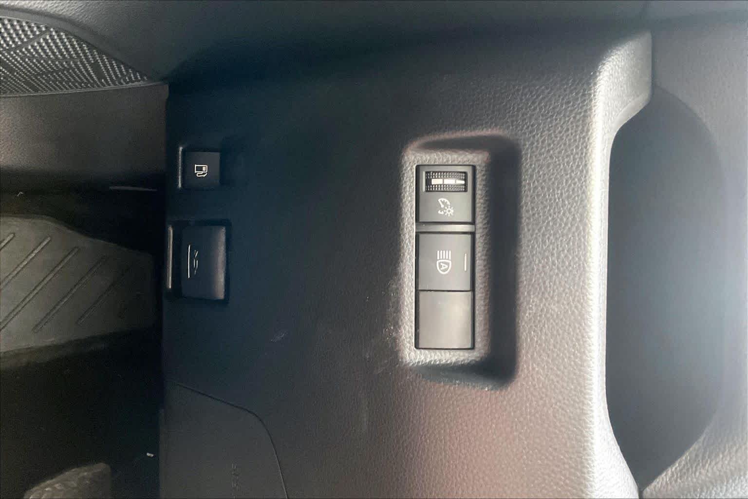 Used 2025 Ice Cap Toyota Hybrid LE image 33
