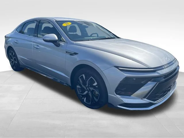 Used 2025 Silver Hyundai SEL image 8