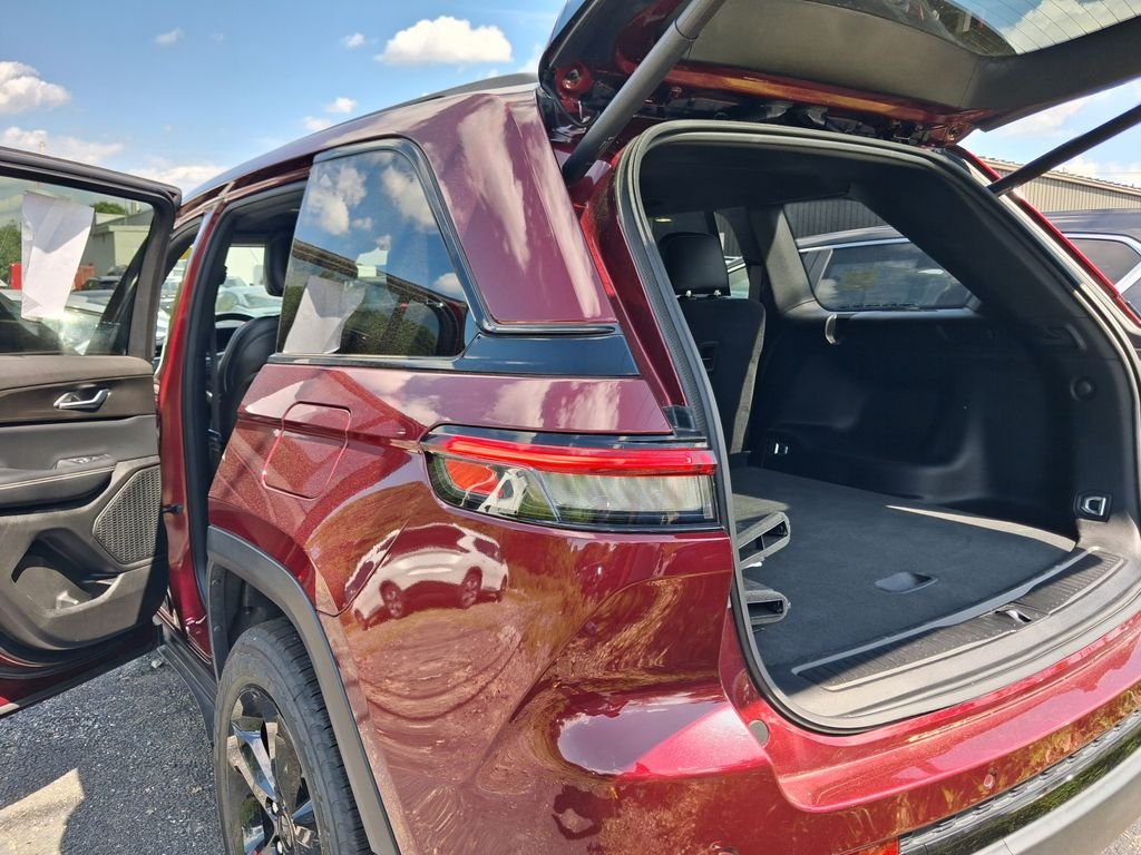 Used 2023 Red Jeep Altitude X image 13