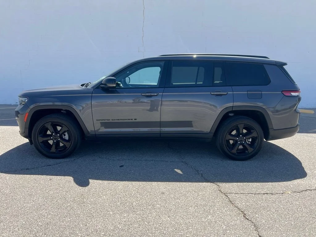 Used 2023 Gray Jeep Altitude image 2