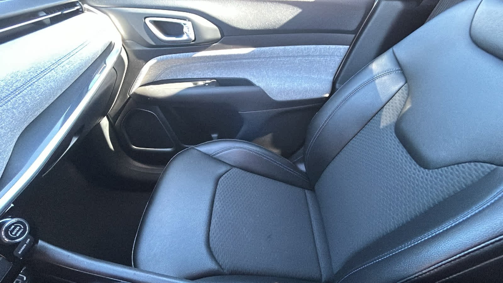 Used 2024 Silver Zynith Metallic Clearcoat Jeep Latitude image 12