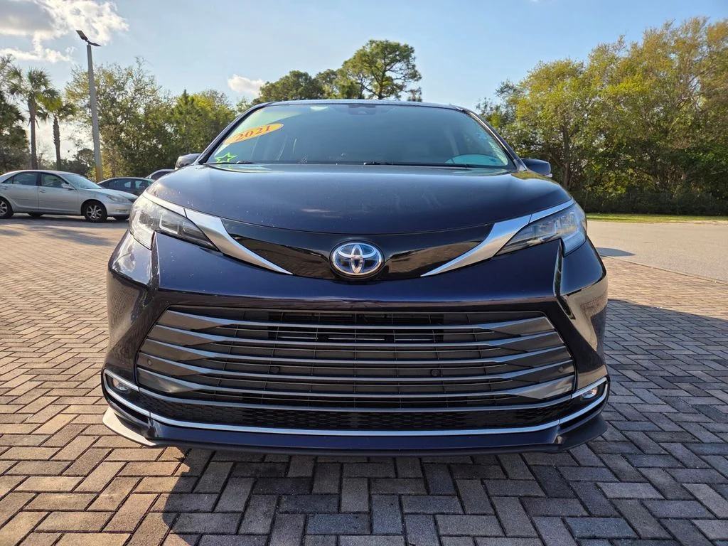 Used 2021  Toyota Limited image 2