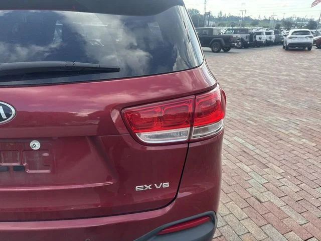Used 2017 Red Kia EX image 11