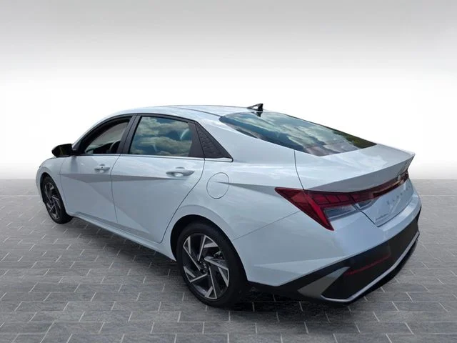 Used 2025 White Hyundai SEL Convenience image 5