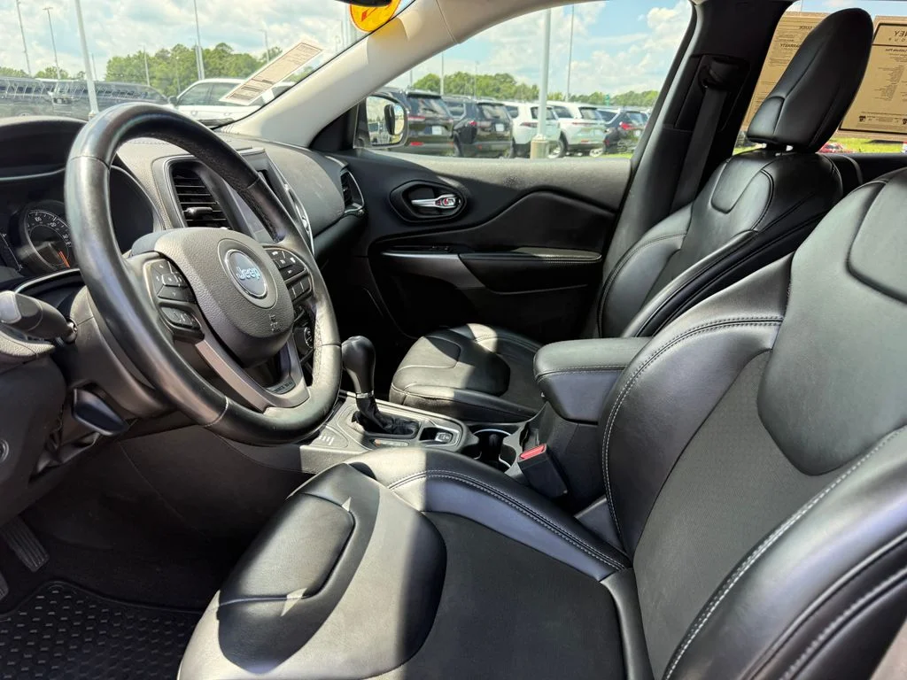 Used 2019 Silver Jeep Latitude Plus image 4
