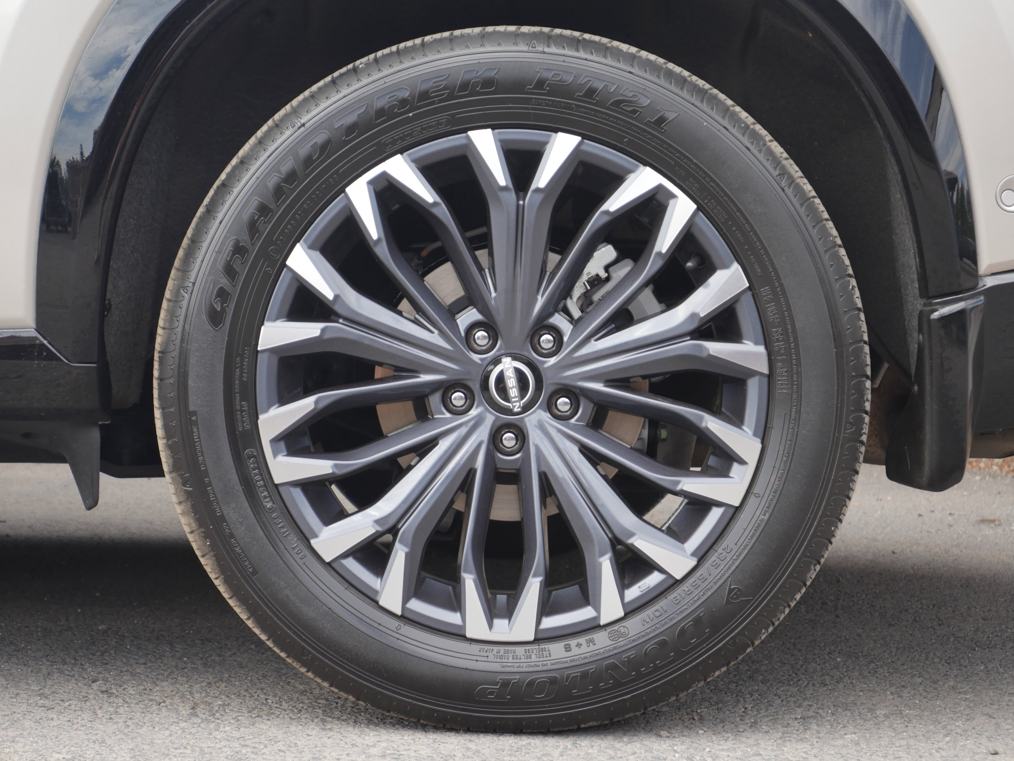 Certified Used 2025 Champagne Silver Metallic/Super Black Nissan Platinum image 17