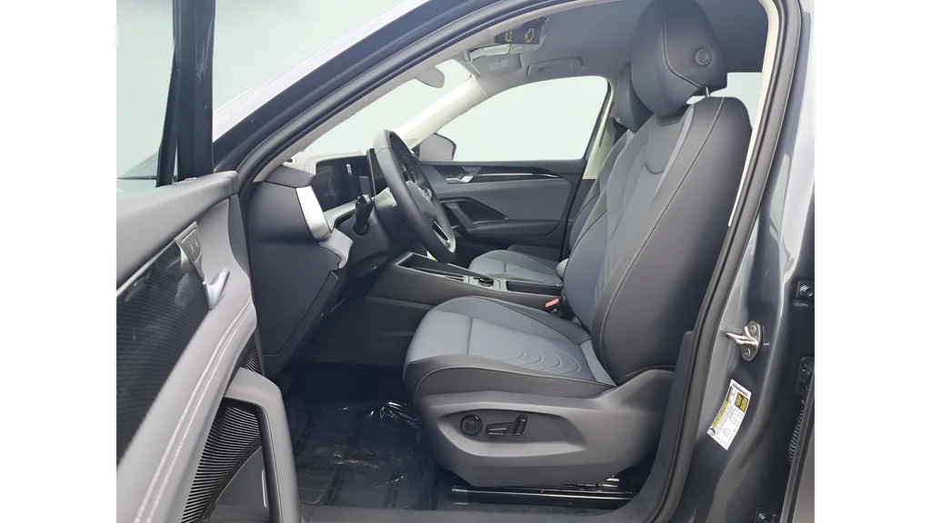2025 Volkswagen Tiguan SE - Photo 8