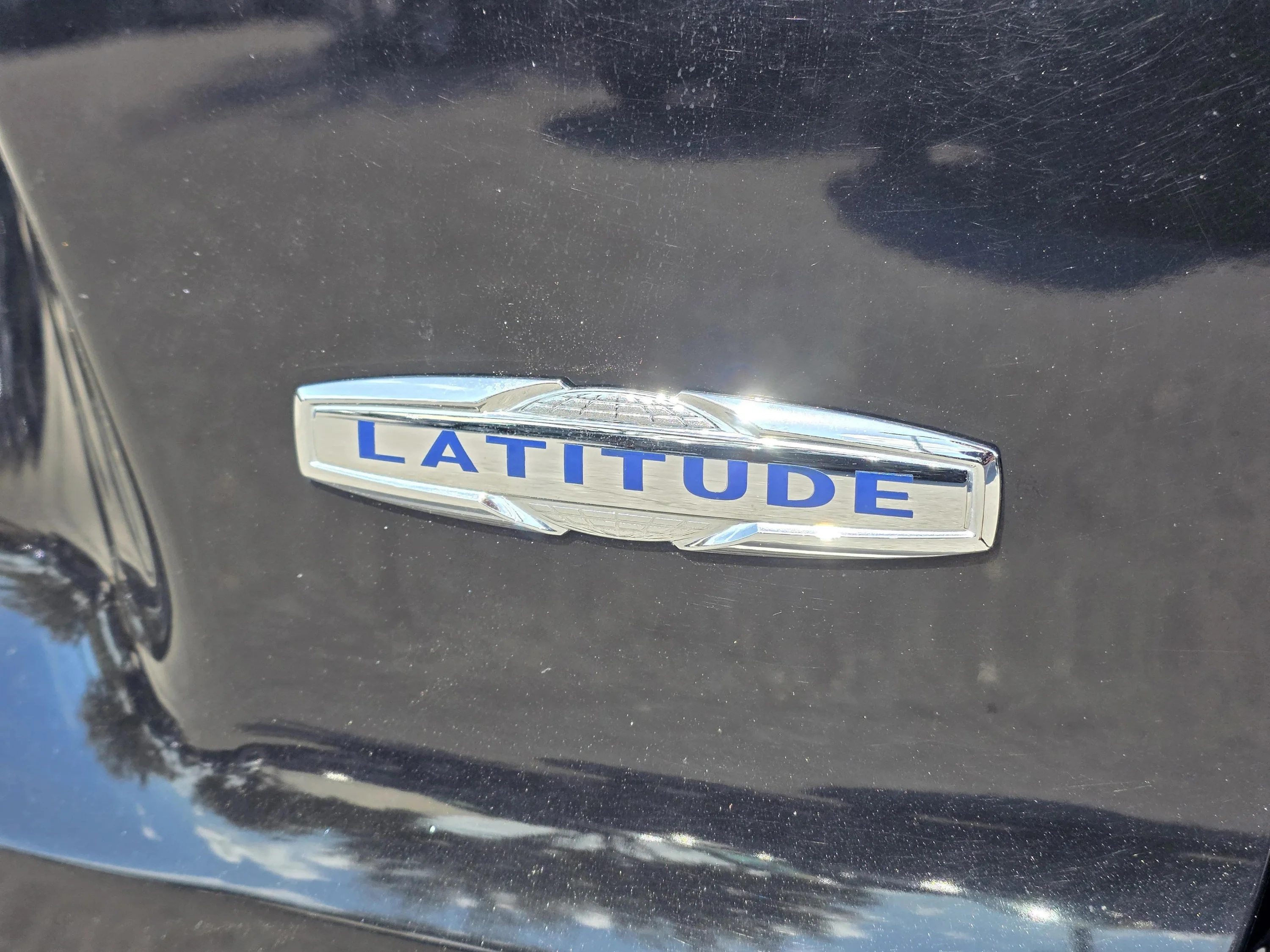 Used 2019 Diamond Black Crystal Pearlcoat Jeep Latitude Plus image 43