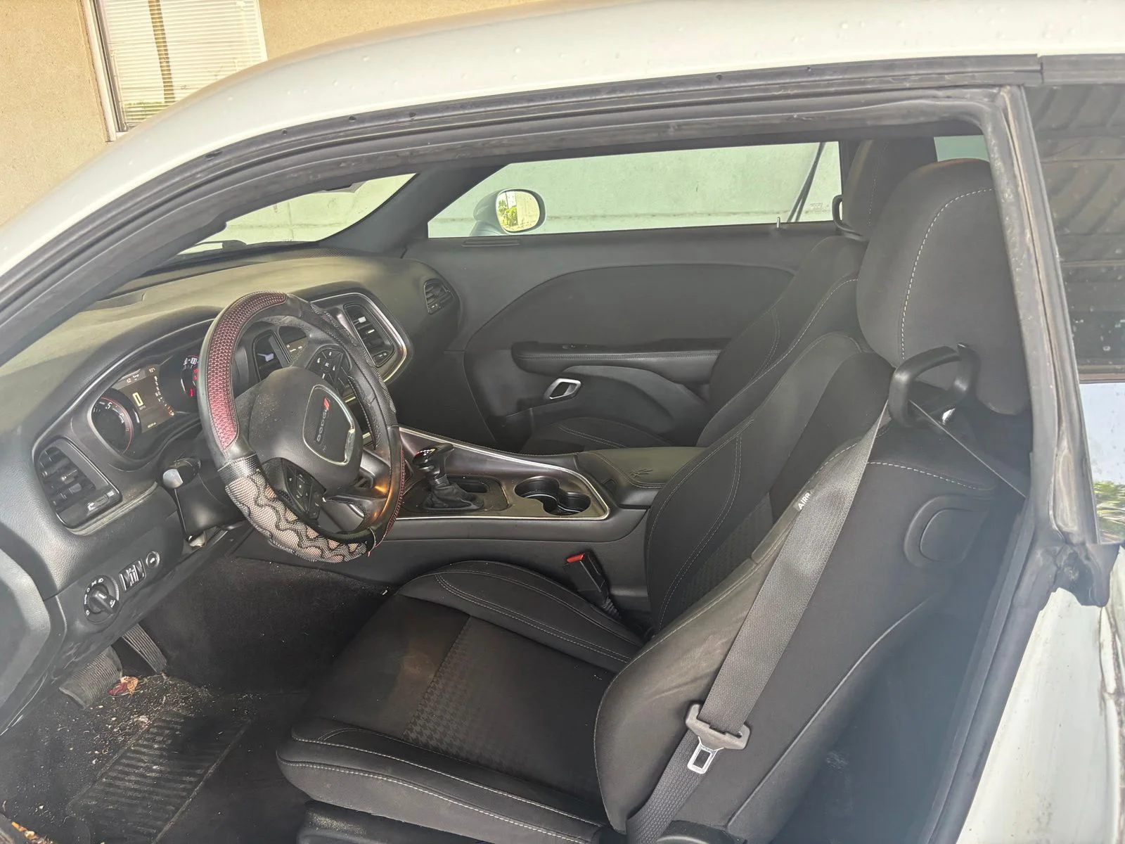 Used 2018 White Dodge SXT image 8