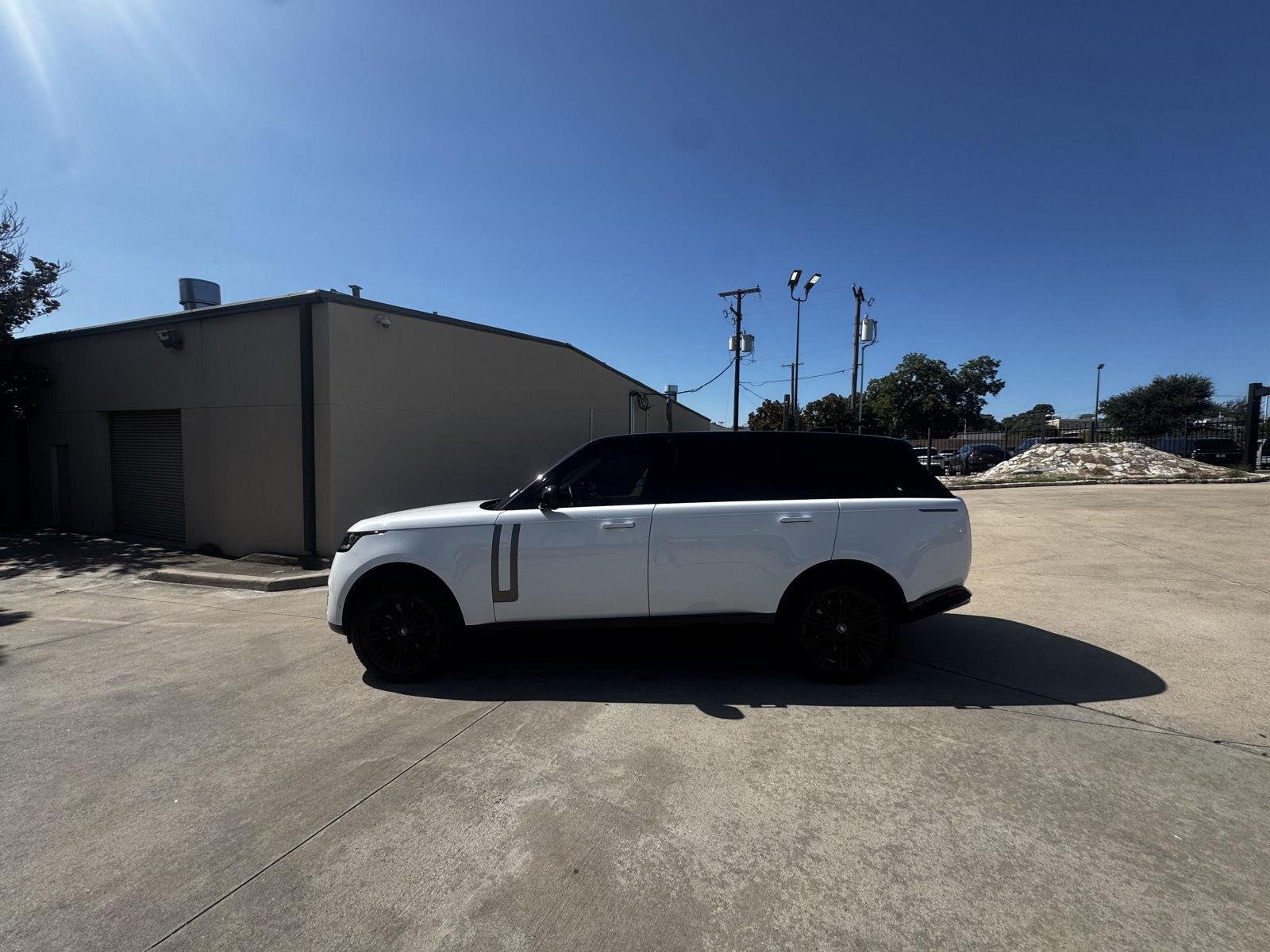 Used 2024 White Land Rover SE image 1