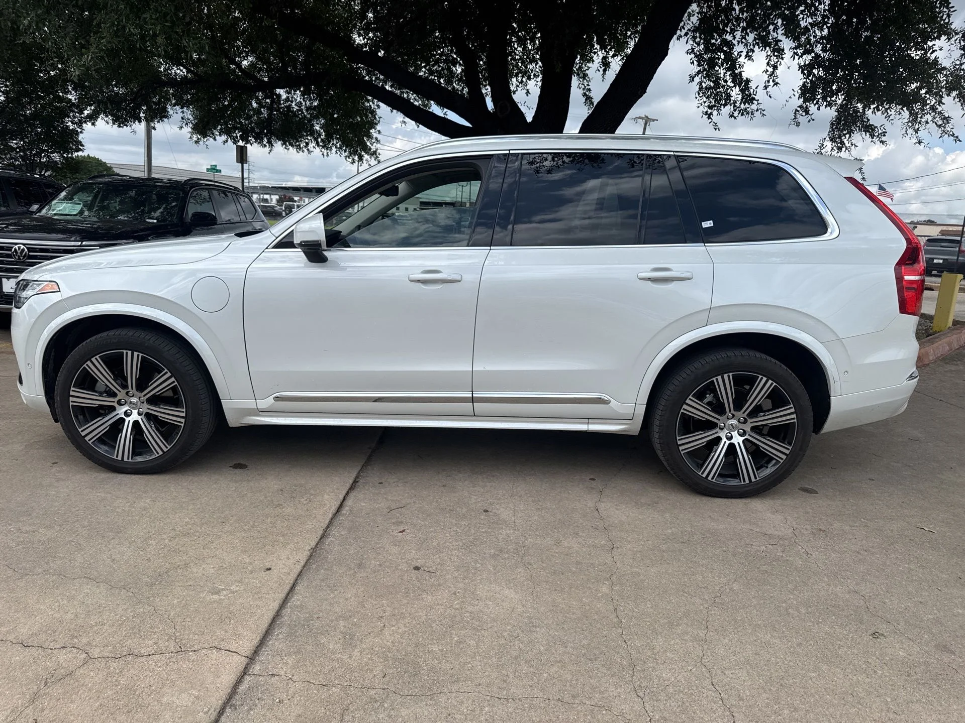 Used 2025 White Volvo T8 Plus image 8