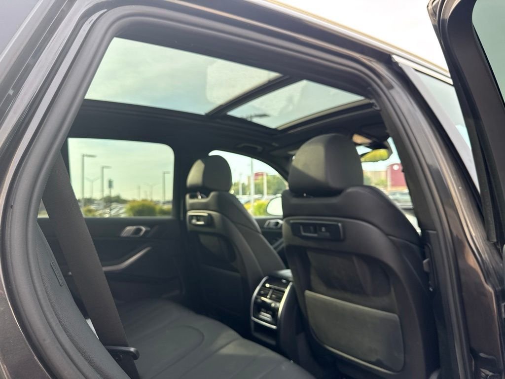 Used 2022 Gray BMW sDrive40i image 7