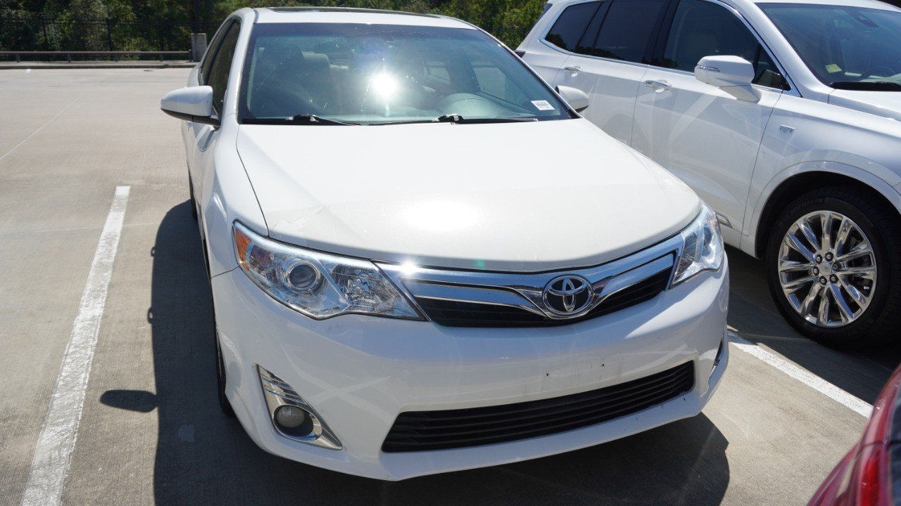 Used 2012 White Toyota XLE image 2