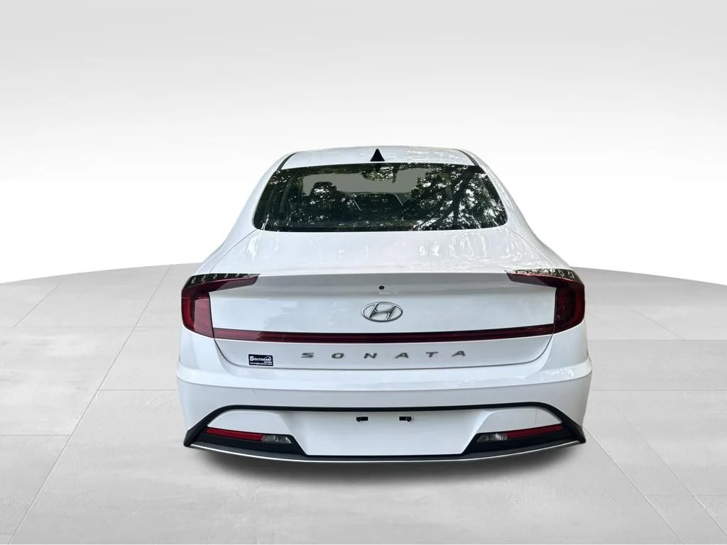 Used 2023 White Hyundai SE image 4