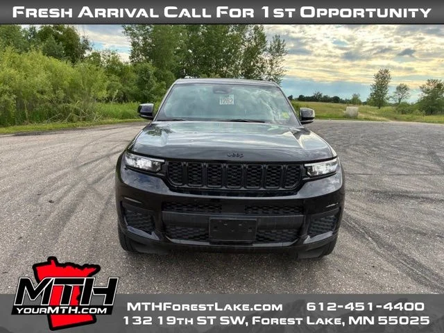 Used 2023 Black Jeep Altitude image 2