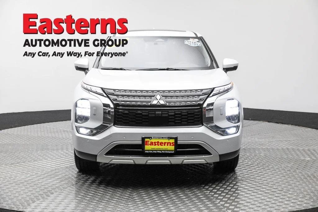 Used 2023 White Mitsubishi SE image 2