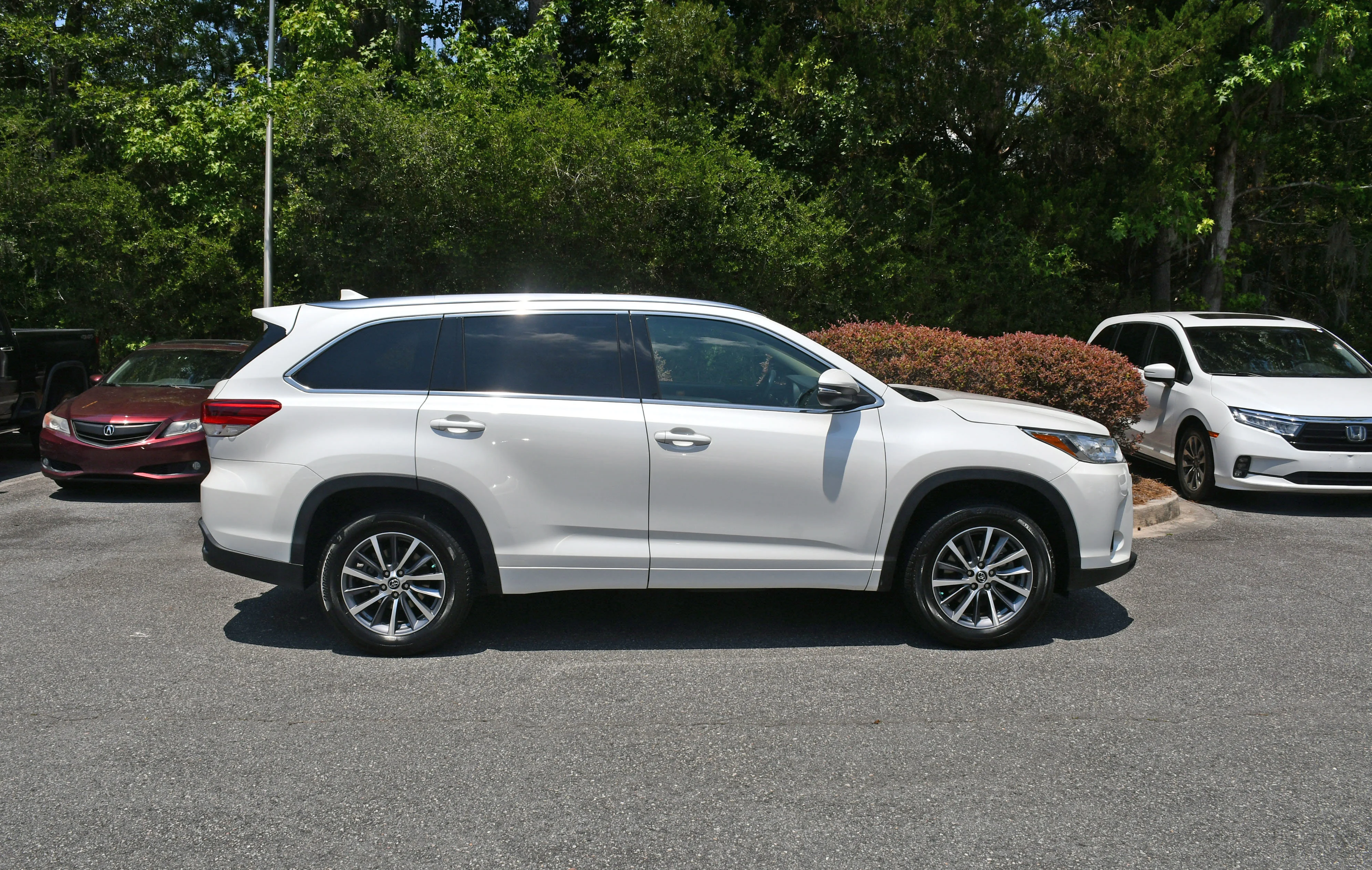 Used 2018 White Toyota XLE image 5