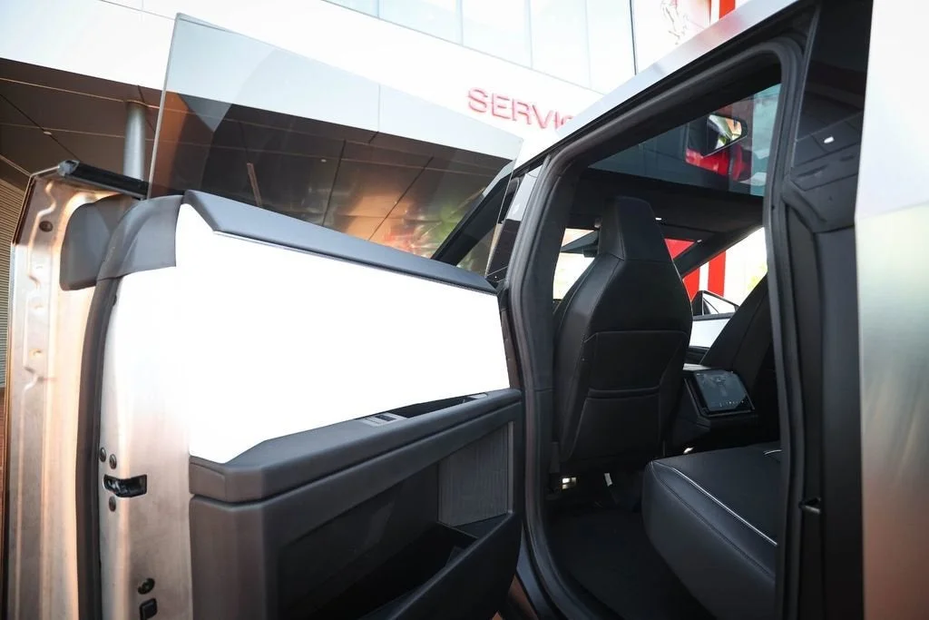 2024 Tesla Cybertruck Base - Photo 36